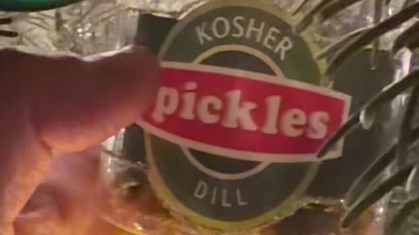 Criatividade sem limites: Enquanto Benny decorou a árvore com miniaturas de comida, Selena escolheu um visual glamouroso inspirado no universo da beleza/Redes Sociais 