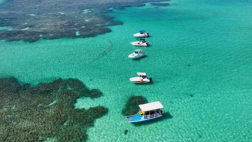 O contraste entre o azul-turquesa do mar e a areia branca é um dos principais cartões-postais do chamado Caribe brasileiro/Stock