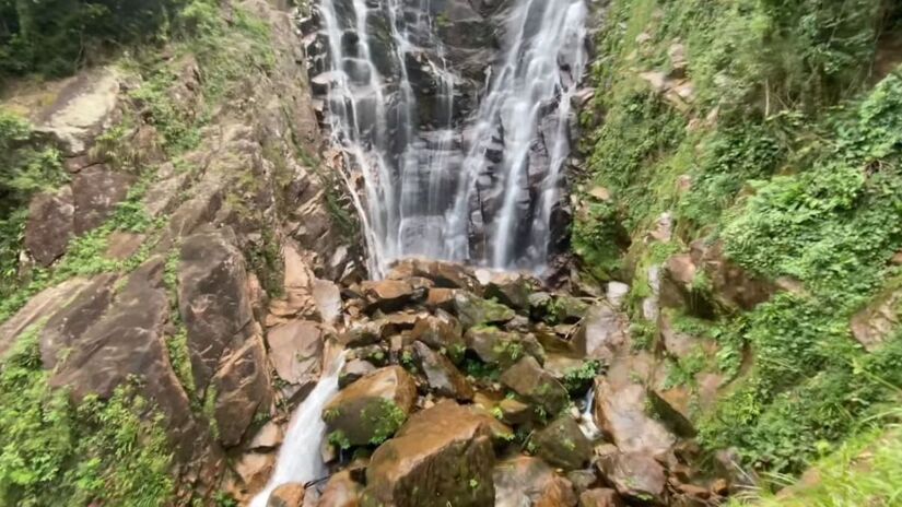 O visual é caracterizado por três degraus de rocha que criam o famoso efeito estético de véu de noiva / Reprodução Youtube/Nathan Ferreira Ubatuba