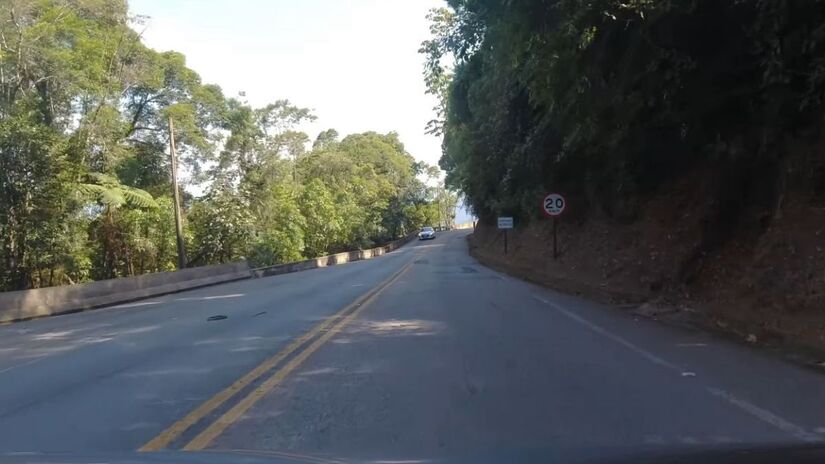 Enquanto a Tamoios recebe 25 mil veículos diariamente, a Oswaldo Cruz absorve o fluxo crítico durante as emergências