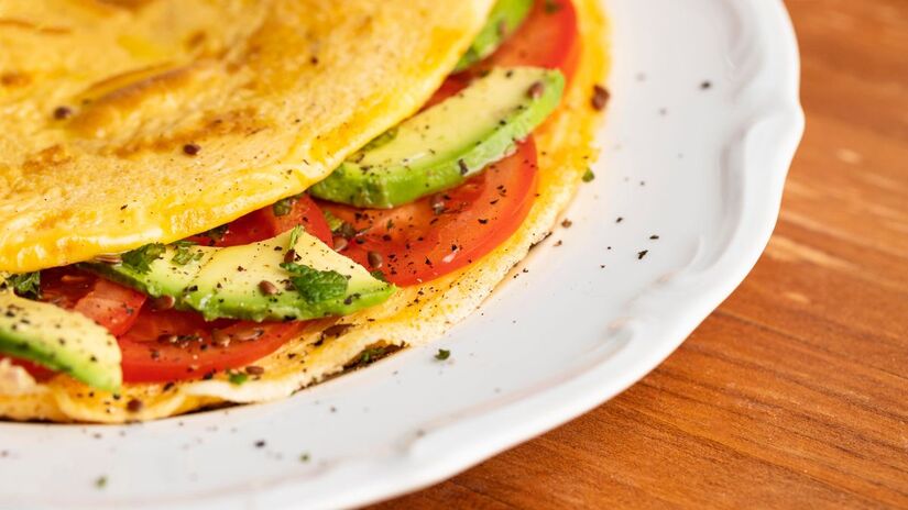 Omelete recheada com vegetais permite variar ingredientes e criar combinações que vão do café da manhã ao jantar leve/ Freepik