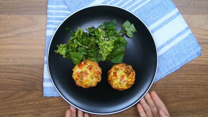 Muffins de ovo são práticos para preparar com antecedência e funcionam bem como lanche ou refeição leve/ Reprodução Youtube/Sol Medeiros