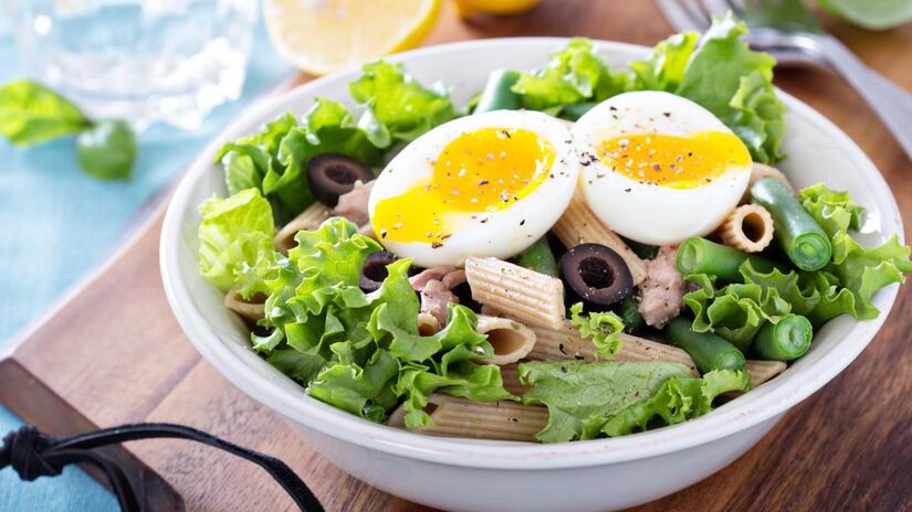 Salada com ovo cozido ganha mais textura e sabor, além de se tornar um prato mais completo/ fahrwasser/Freepik