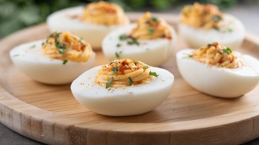 Ovos recheados são uma forma clássica de variar o cardápio, com possibilidades que vão do simples ao mais elaborado/ chandlervid85/Freepik