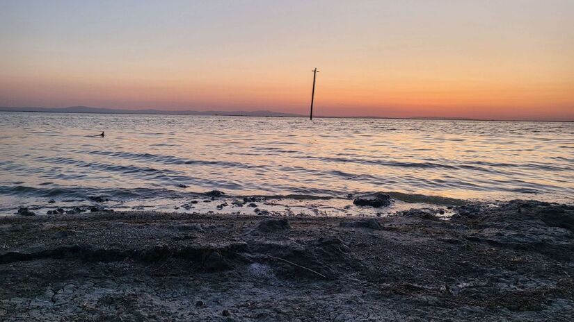 O antigo leito do lago Tulare voltou a ser ocupado pela água em 2023, após mais de um século de desaparecimento causado pela ação humana/ Trace Fleeman Garcia/Wikimedia Commons