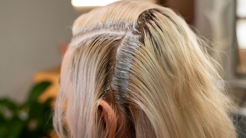 O ideal é aguardar pelo menos duas semanas após procedimentos químicos, especialmente a descoloração, para que os fios tenham tempo de se recuperar e fiquem menos suscetíveis aos danos da água da piscina/ Freepik