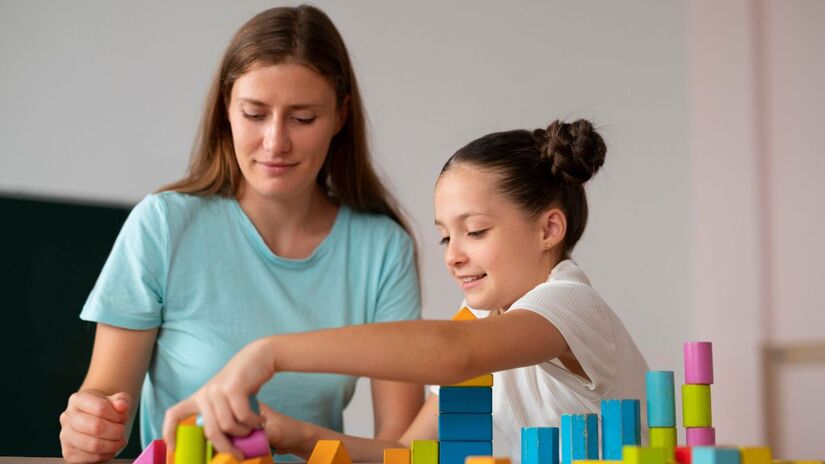 O acompanhamento terapêutico e a dessensibilização sensorial ajudam crianças com TEA a lidar gradualmente com estímulos intensos/ Freepik