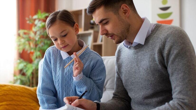 Explicar o que vai acontecer durante o Réveillon traz previsibilidade e mais segurança para a criança com TEA/ Freepik