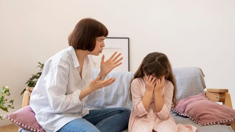 Posturas autoritárias e cobranças excessivas podem gerar medo e afastamento emocional ainda na infância/ Freepik