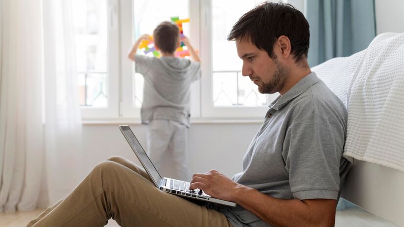 A falta de atenção às necessidades dos filhos transmite a sensação de abandono e compromete o vínculo familiar/ Freepik