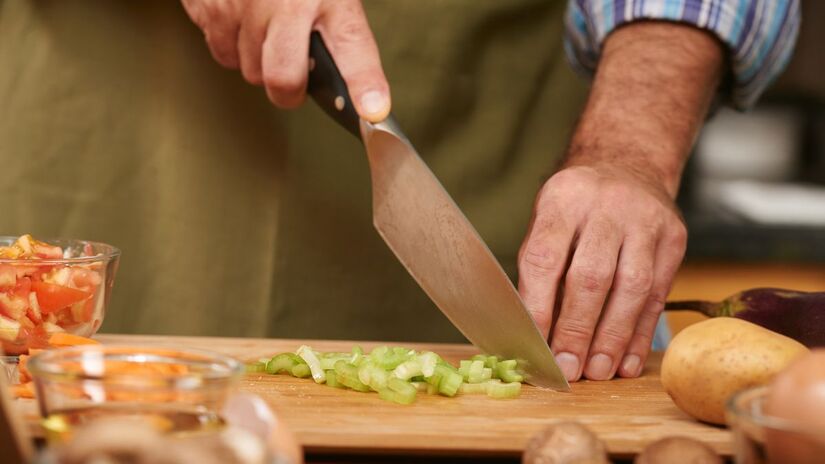 3. Jogos de facas desnecessários: Ter muitas facas não significa cozinhar melhor. Para o dia a dia, poucas peças de boa qualidade são suficientes. O excesso ocupa espaço, dificulta a organização e pode até gerar desperdício/ pressfoto/Freepik