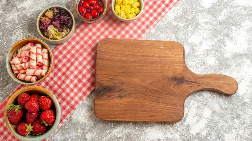 4. Tábuas de corte desgastadas: Tábuas muito riscadas, especialmente as de madeira, acumulam resíduos e odores. Com o tempo, tornam-se pouco higiênicas. Trocas regulares ou o uso de superfícies adequadas ajudam a manter a cozinha mais segura e prática/ KamranAydinov/Freepik