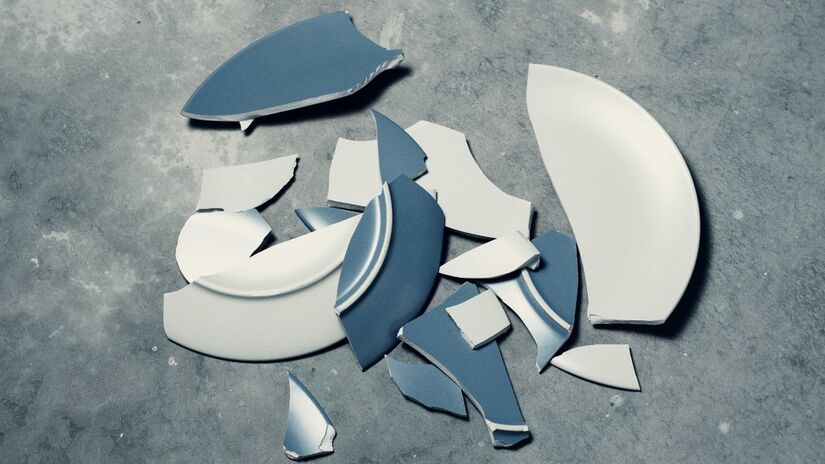 5. Louças lascadas ou trincadas: Pratos e copos quebrados comprometem tanto a segurança quanto a aparência da mesa. Renovar a louça, mesmo que aos poucos, valoriza o ambiente e torna as refeições mais agradáveis/ CHUTTERSNAP/Unsplash