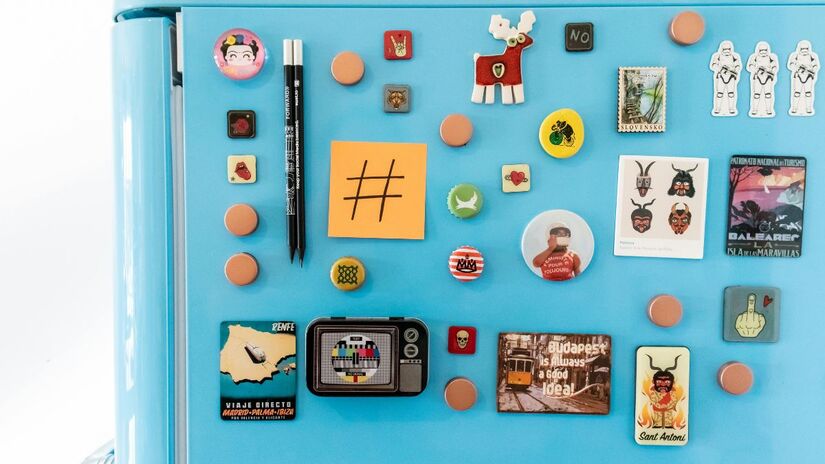 6. Geladeira coberta de ímãs: Ímãs em excesso criam ruído visual. Quando não seguem um padrão ou não têm significado afetivo, acabam poluindo o espaço. Menos é mais: selecione apenas o que realmente importa/ Walls.io/Pexels