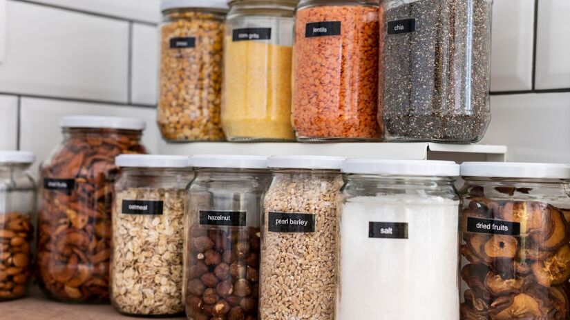 7. Caixas organizadoras em excesso: Organizar demais também desorganiza. Muitas caixas dificultam a visualização e o acesso aos itens. Prefira conjuntos empilháveis ou encaixáveis, que facilitem o uso no dia a dia/ Freepik