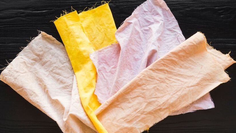 8. Panos e têxteis desgastados: Panos de prato velhos, manchados ou rasgados passam sensação de descuido. Substituí-los por peças novas, claras ou com design simples, é uma forma rápida de renovar o ambiente/ Freepik