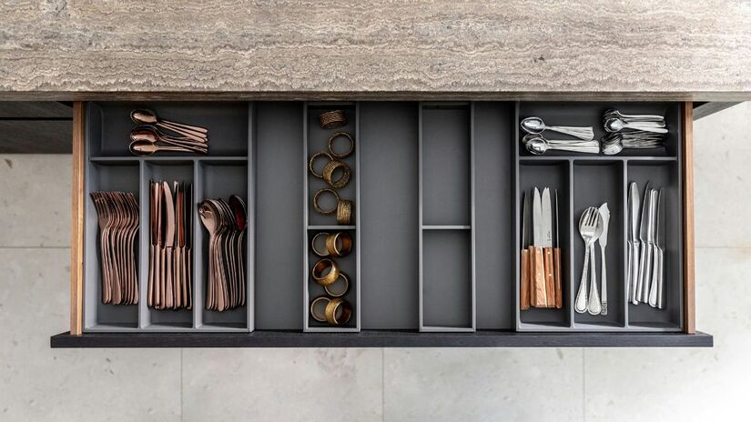 9. Gavetas cheias de itens aleatórios: Gavetas costumam virar depósitos de objetos sem função na cozinha. Organizadores internos ajudam a separar utensílios e evitam o acúmulo de coisas fora de contexto/ Orgalux/Unsplash