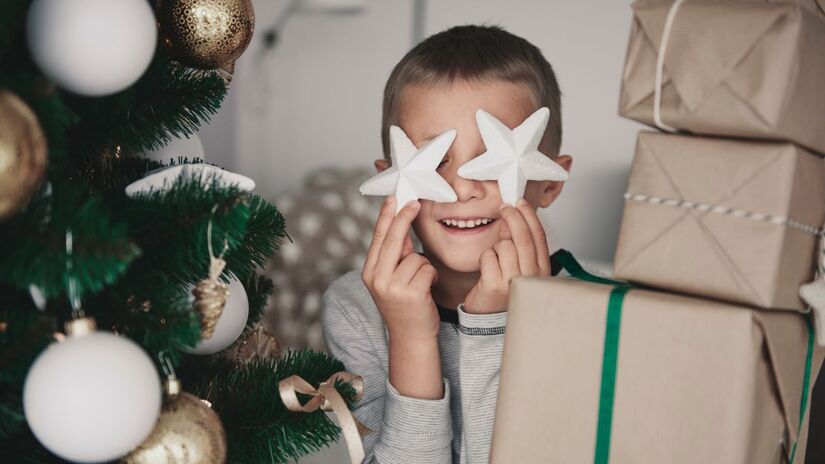 O faz-de-conta revela muito sobre o quanto a criança ainda vive a magia do Natal/ gpointstudio/Freepik