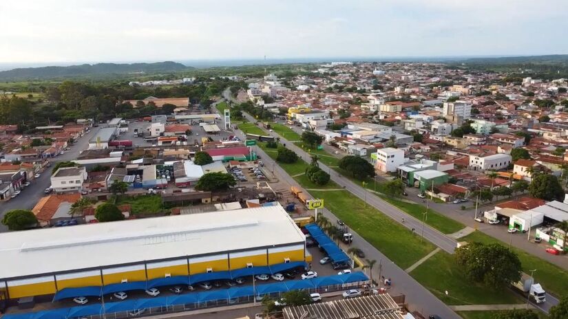 A economia do município é fortemente ligada ao agronegócio, com destaque para a produção de grãos, pecuária de corte e leite, além de áreas irrigadas que impulsionam a agricultura no Noroeste de Minas/ Reprodução Youtube/NOIALK