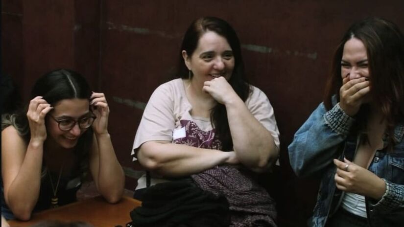 Entre risadas e conversas espontâneas, participantes se conectam durante uma edição do Rolê Pepe em Santos/ Reprodução Instagram/@orolepepe