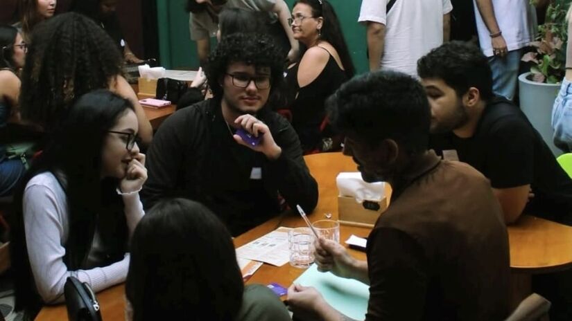 Jogos e dinâmicas mediadas fazem parte da metodologia do Rolê Pepe para estimular novas amizades/ Reprodução Instagram/@orolepepe