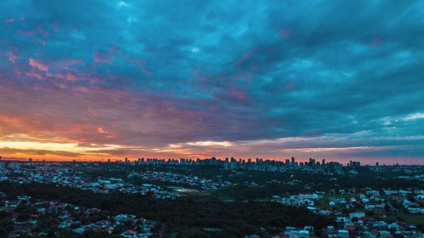 Ruas amplas e arborizadas fazem parte do planejamento urbano de Maringá, pensado desde a fundação da cidade/ Thiago Louzada
