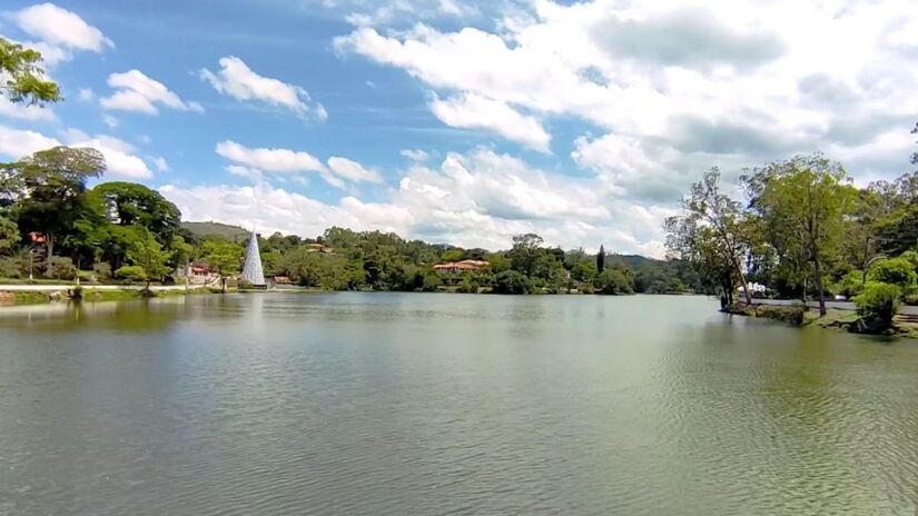 O Lago Barão de Javary é o principal ícone turístico, oferecendo passeios de pedalinho e áreas de lazer