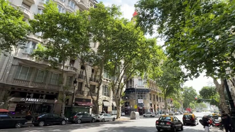 O centro da cidade oferece caminhadas hist&oacute;ricas por monumentos ic&ocirc;nicos como o Obelisco e a Avenida 9 de Julio