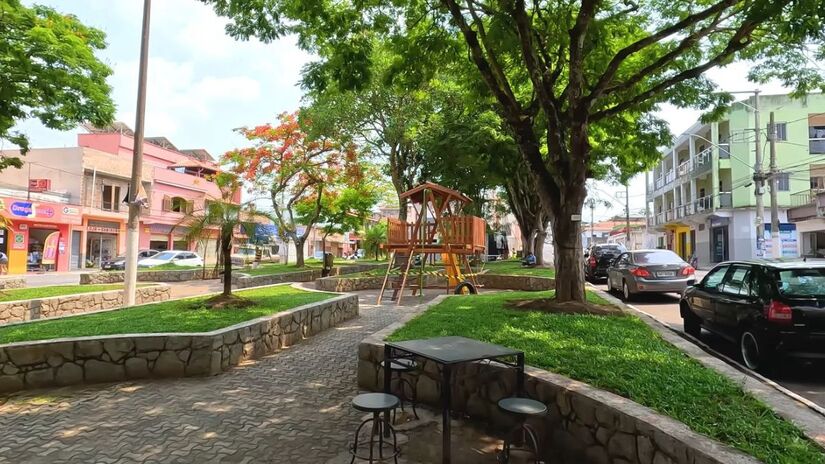 A economia é forte, especialmente no setor de serviços, o que coloca a cidade entre os maiores PIBs da microrregião