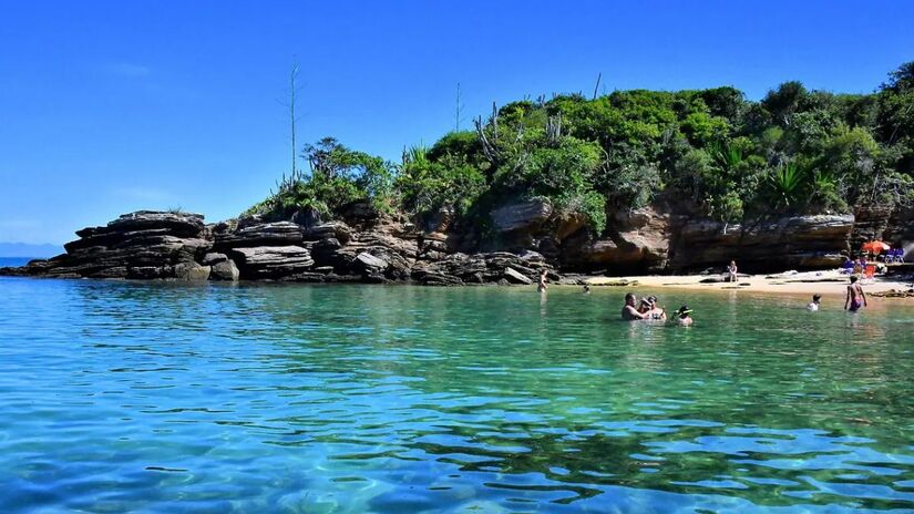 Principal ponto turístico, a Rua das Pedras concentra lojas, bares e restaurantes. Um jantar para duas pessoas custa, em média, entre R$ 150 e R$ 300/Istock


