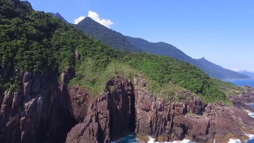 Tem cerca de 60 metros de extensão e oferece sensação de isolamento quase total