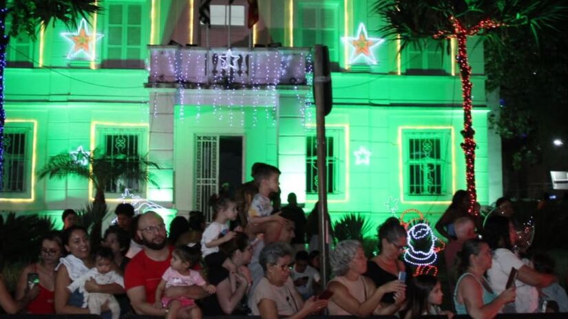 Papai Noel surge em grande estilo e anima crianças e famílias na orla vicentina/Divulgação