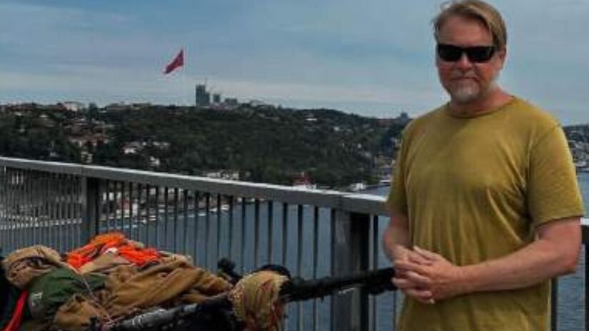 Bushby iniciou a caminhada em 1998, partindo do Chile rumo a uma volta ao mundo totalmente a pé/Divulgação