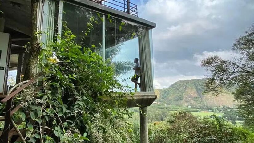 O projeto une design contemporâneo e integração total com a mata atlântica /Divulgação.