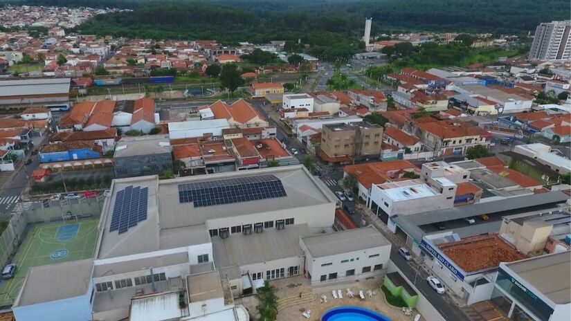 Localizada a 173 km da capital e 85 km de Campinas, possui cerca de 208 mil habitantes em uma área de 498 km²