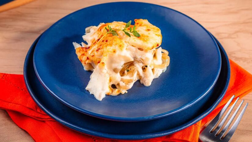 4. Bacalhau gratinado:
Para quem busca praticidade, o Bacalhau Gratinado com Batatas é uma opção pronta que reúne bacalhau, batatas, molho branco e queijo parmesão. A edição limitada foi criada especialmente para a ceia e traz sabor caseiro com preparo descomplicado/Divulgação