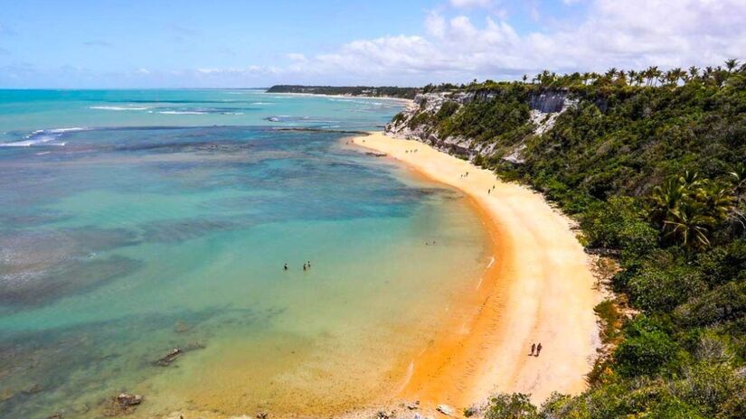 4. Praia do Patacho (AL):
Um segredo bem guardado entre Maceió e Maragogi. Oferece um mar extremamente calmo, águas cristalinas e uma atmosfera de tranquilidade, com pousadas charmosas e restaurantes à beira-mar. Melhores Destinos/Monique Renne