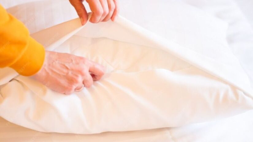 Dormir com o cabelo molhado pode acelerar o surgimento de manchas e favorecer a umidade dentro do travesseiro/Freepik