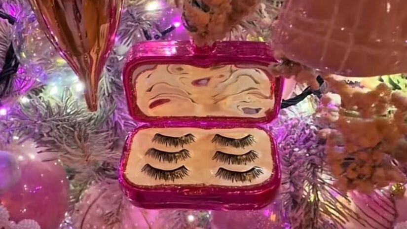 Do excêntrico ao elegante: As duas árvores mostram como estilos opostos podem conviver na mesma decoração natalina/Redes Sociais 