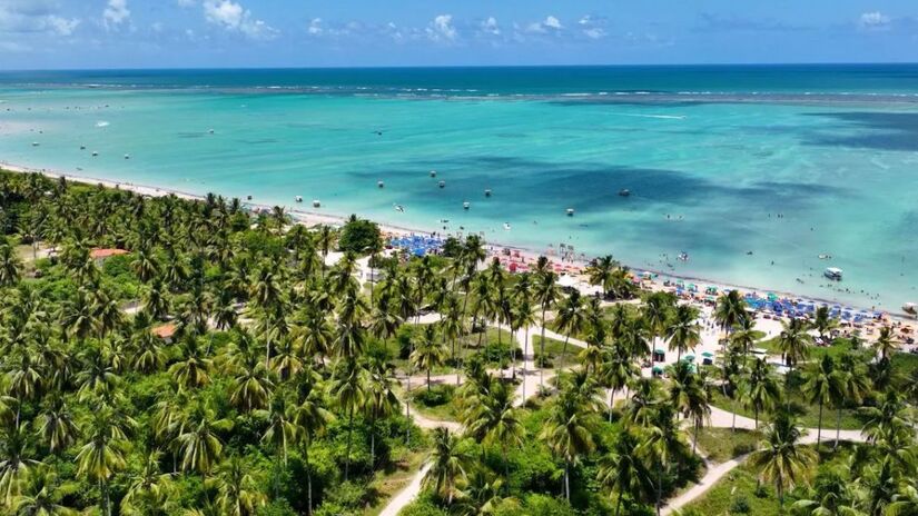 Passeios de jangada levam visitantes até as famosas galés, acessíveis durante a maré baixa/Stock