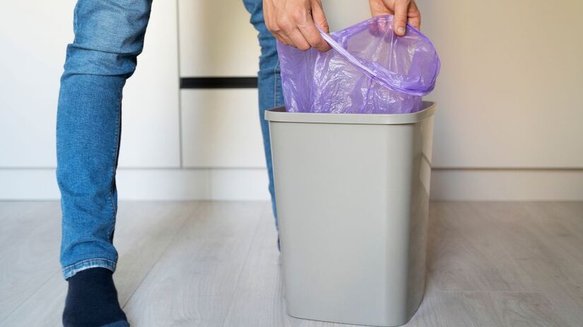 Novas regulamentações e mudanças de hábito impulsionam práticas mais sustentáveis nas rotinas domésticas. /Freepik
