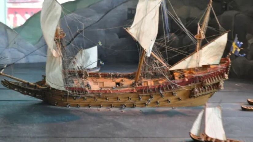 Navios mercantes como o "Camarat 4" eram construídos para transportar cargas variadas, de mercadorias a armas, enfrentando longas viagens em condições desafiadoras. Crédito: Aline no país do fika