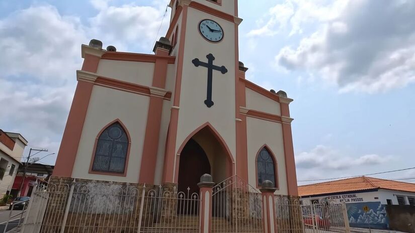 O município se destaca economicamente com um PIB elevado impulsionado pelo setor de serviços e indústrias artesanais