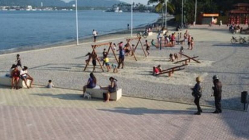 A orla da praia que margeia a rua Japão é urbanizada, em toda sua extensão possui um muro de contenção em concreto ciclópico/ Divulgação