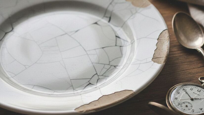 Peças danificadas ou sem funcionamento, como relógios parados, louças rachadas e aparelhos quebrados/ Gerado por IA/Gemini