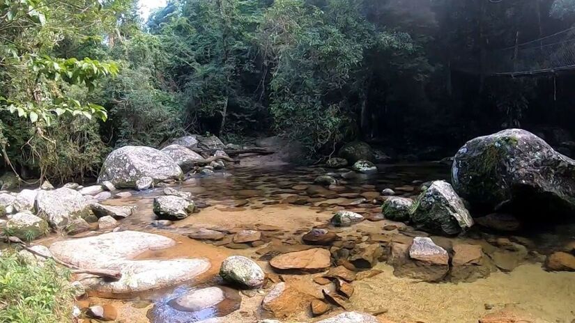 É cercada por montanhas e mata nativa, com águas claras e atmosfera pacífica