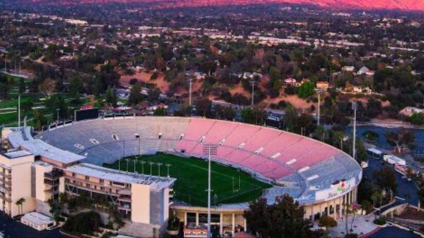 Localizado em Pasadena, Califórnia, o Rose Bowl tem capacidade que ultrapassa 90 mil pessoas, sendo um dos maiores estádios de futebol americano universitário do país e um dos mais icônicos /Wikipedia
