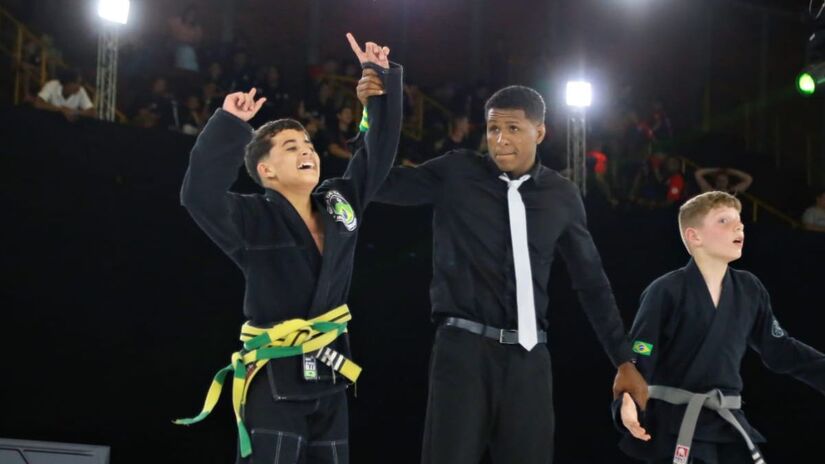 No jiu-jitsu competitivo, os atletas somam pontos por posições de domínio, como montada, passagem de guarda e raspagens/Divulgação