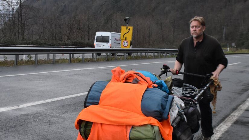 Agora na Hungria, o explorador está nos últimos 1.500 km antes de chegar a Hull, sua cidade natal/Divulgação