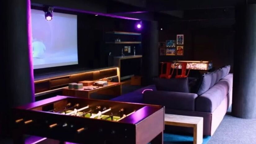 A infraestrutura de lazer inclui cinema, boate, academia, quadra de tênis, campo de futebol e uma horta, criando um ambiente completo dentro da própria propriedade